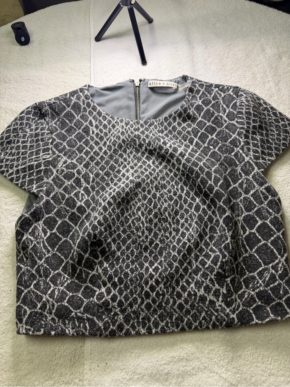 alice + olivia Gray snakeskin Patterned Short Sleeve Top size 4